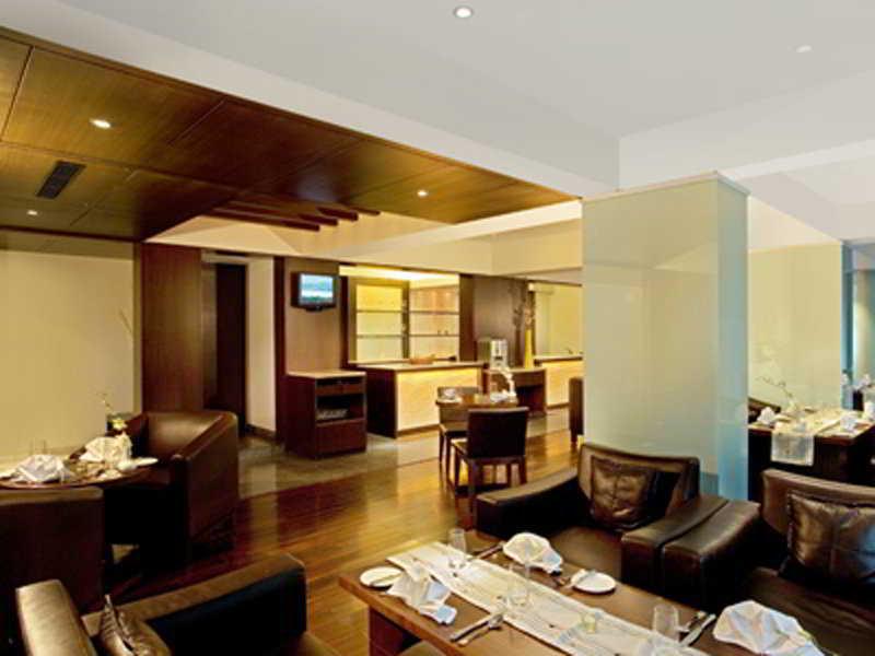 Oakwood Residence Naylor Road Пюн Ресторант снимка