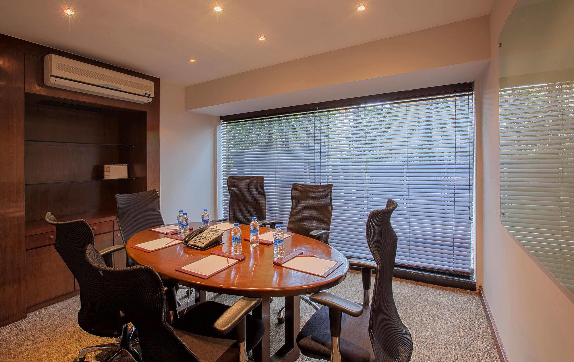 Oakwood Residence Naylor Road Пюн Екстериор снимка